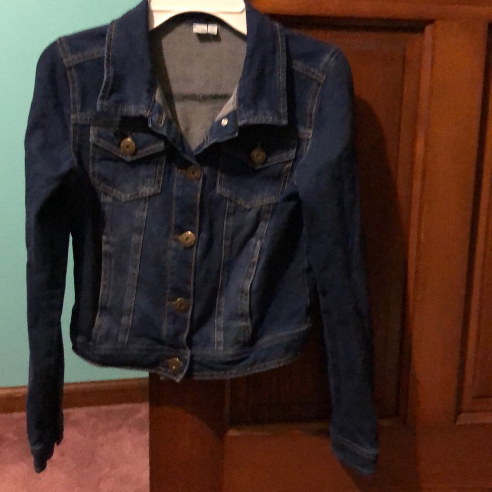 Very nice denim jacket.